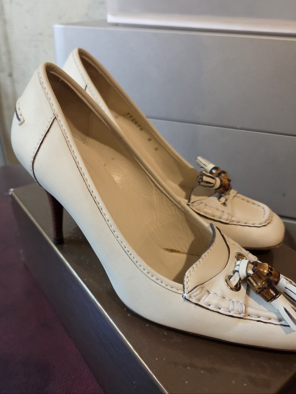 GUCCI Cream Leather Bamboo Tassel Pumps Wooden Heel Shoes Size 8 B Italy - Picture 10 of 15
